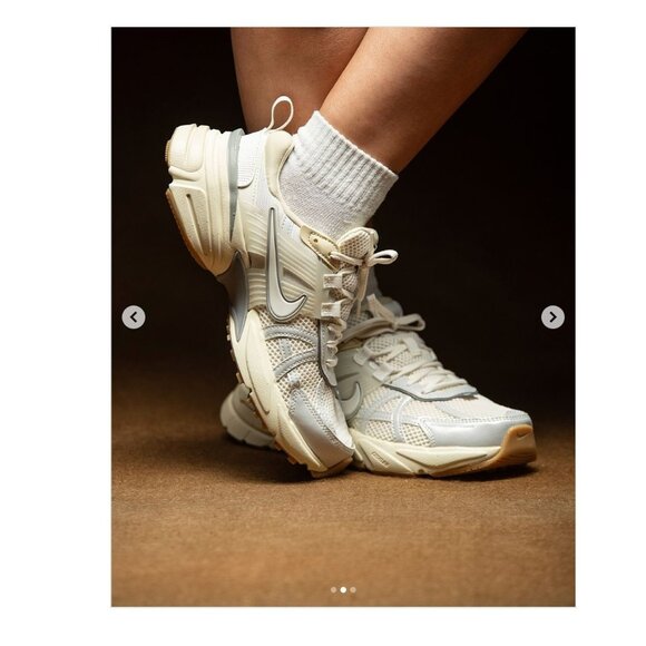 Nike V2k Run Sneakers in Sail Light Khaki & Light Smoke Grey 7 Womens Athletic S - Picture 16 of 16